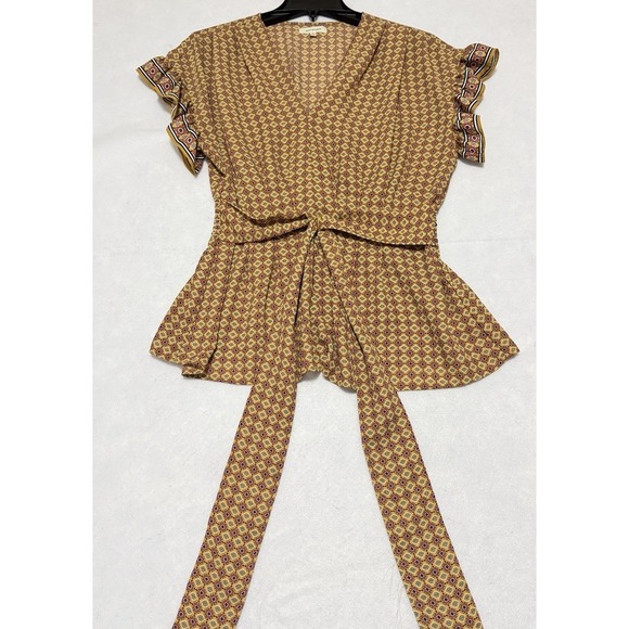 MAX STUDIO Women's Size L Gold Geometric Print Flutter Sleeve V Neck Peplum Top - Picture 2 of 7